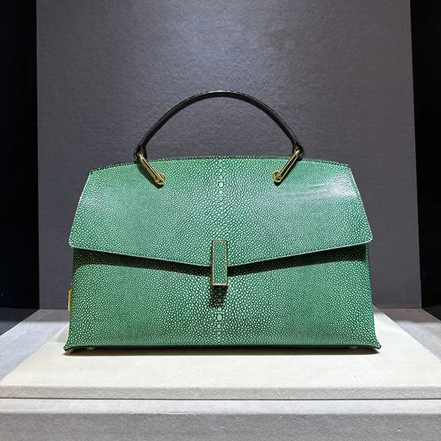 Elegante Schultertasche aus Rindsleder – Vintage Muschelform mit edler Struktur