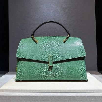 Elegante Schultertasche aus Rindsleder – Vintage Muschelform mit edler Struktur