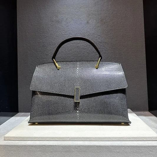 Elegante Schultertasche aus Rindsleder – Vintage Muschelform mit edler Struktur
