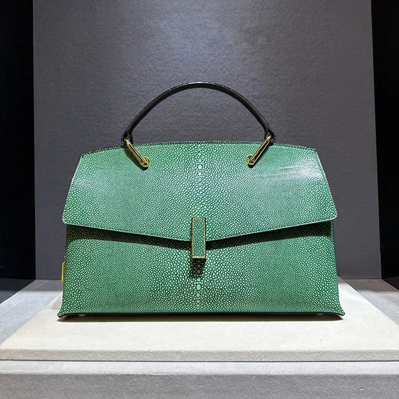 Elegante Schultertasche aus Rindsleder – Vintage Muschelform mit edler Struktur