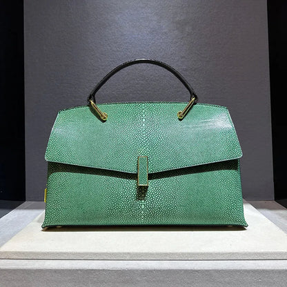 Elegante Schultertasche aus Rindsleder – Vintage Muschelform mit edler Struktur